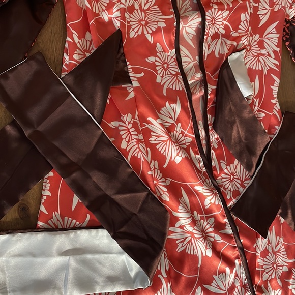 Silk-like robe - Picture 2 of 6